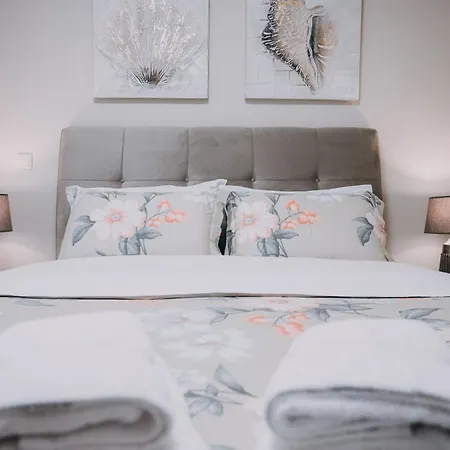 Apartment Pleasure ι *