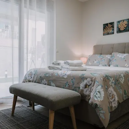 Apartment Pleasure ι *